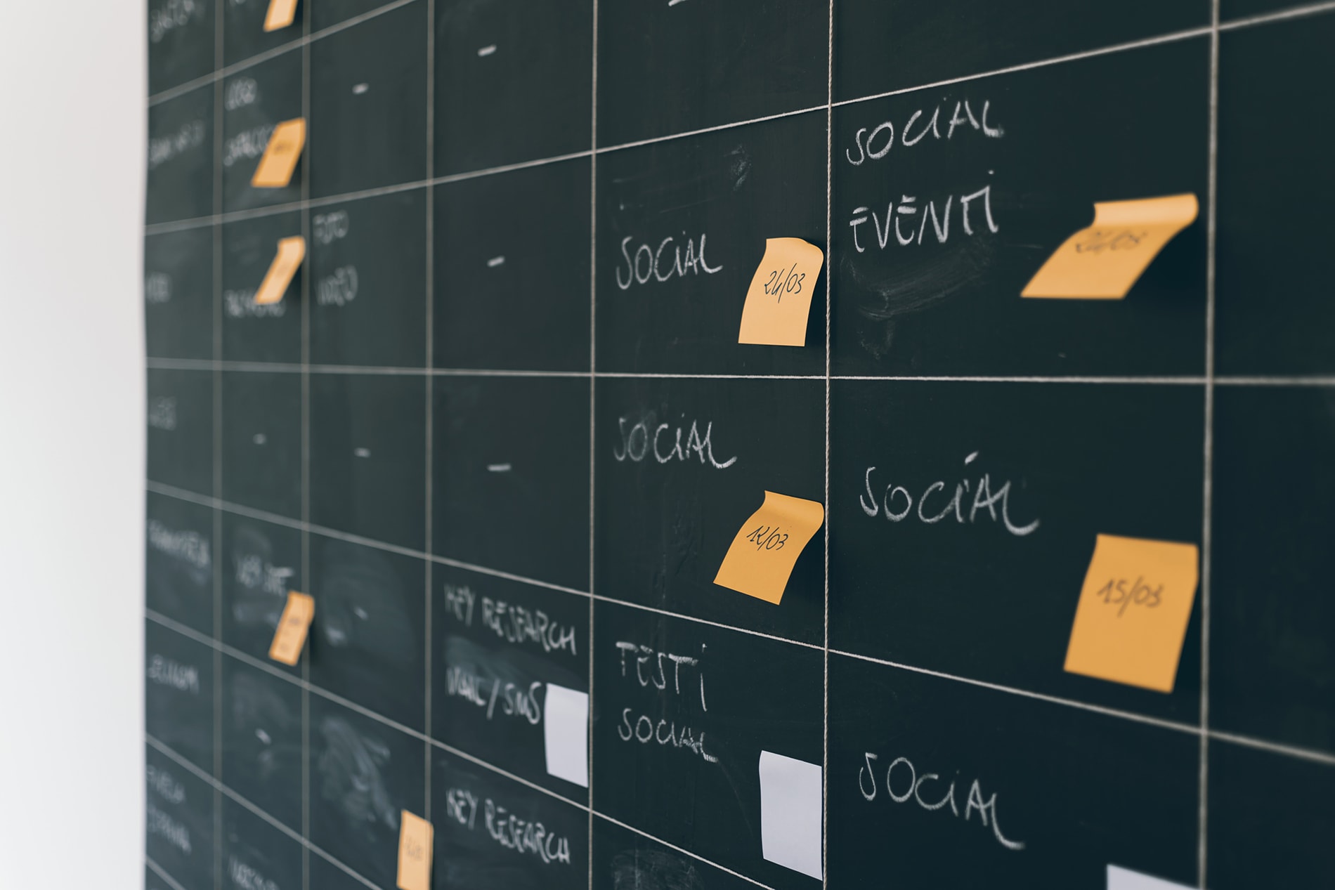 social-media-project-plan-calendar-black-board-min